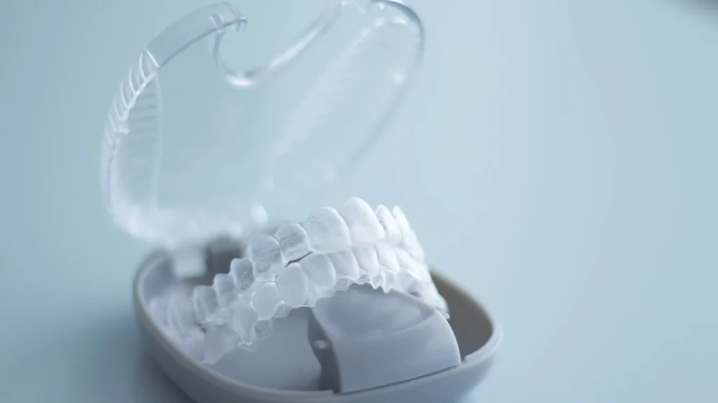 Learn-how-to-clean-invisalign